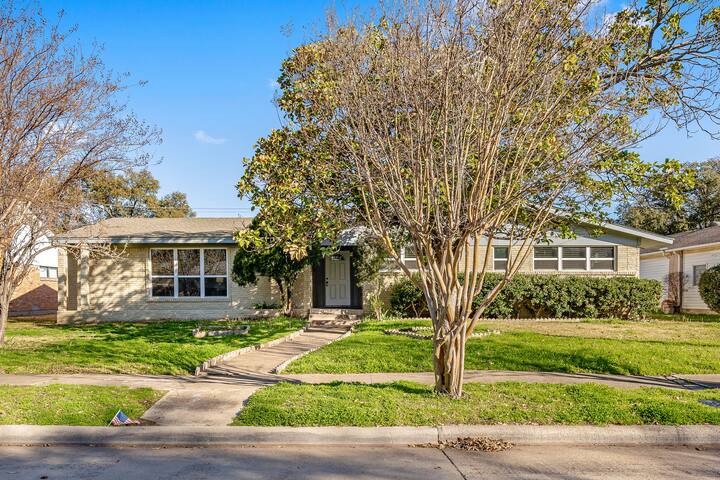 Home in Dallas / Entire Home gallery image 2