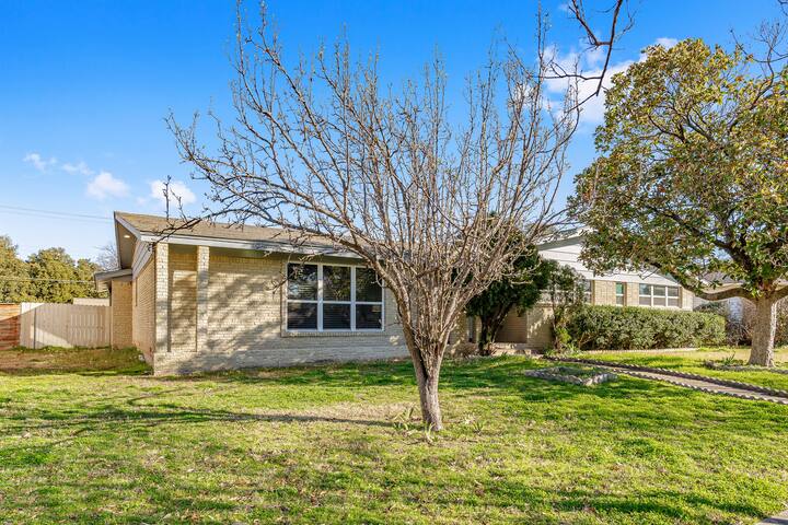 Home in Dallas / Entire Home gallery image 3