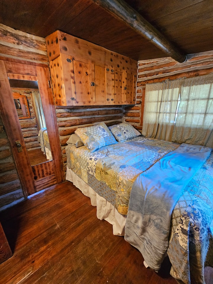 舒适的标准双人床，配有丝绒毯子和波西米亚被子，充足的枕头，让您感到舒适，还有亚麻储物柜和阅读灯。 图中未显示两个衣橱之间的古董桌。 非常适合作为安静的工作空间或行李架。