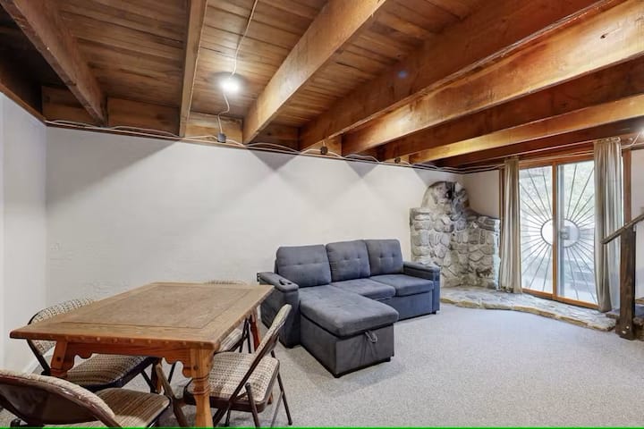 65英寸4K智能Roku电视处于房客模式，因此登录名和密码会被清除，当您输入退房日期时，智能电视会重置。 储物凳内有一张全尺寸沙发床、床上用品和枕头。 游戏桌和四张带垫的折叠椅