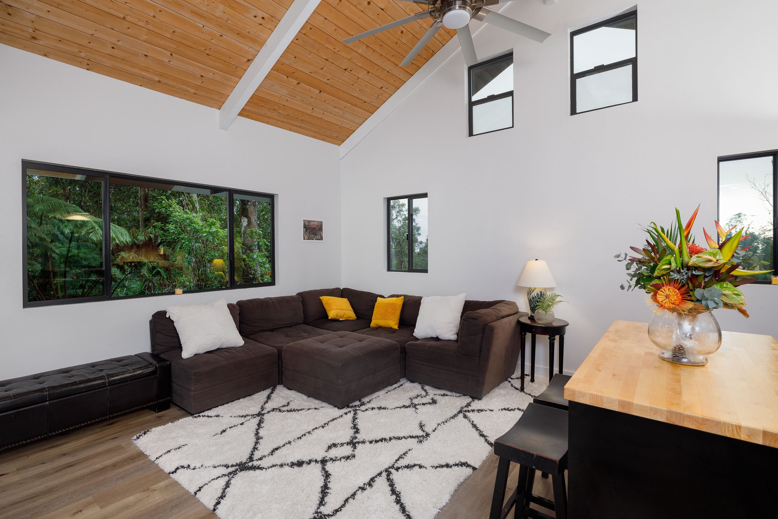 Guesthouse in Kailua-Kona · ★4.95 · 2 bedrooms · 2 beds · 1 shared bath - Image 1