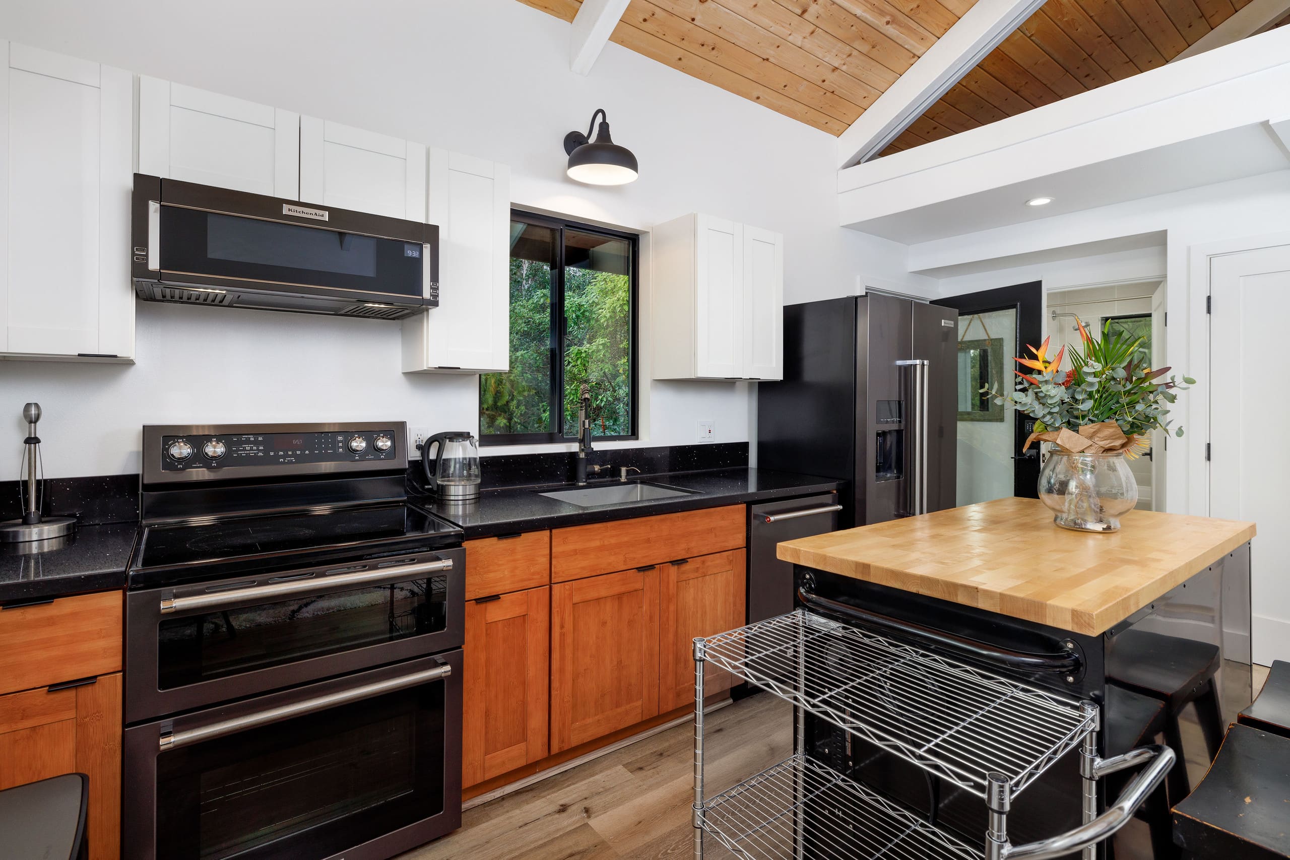 Guesthouse in Kailua-Kona · ★4.95 · 2 bedrooms · 2 beds · 1 shared bath - Image 5