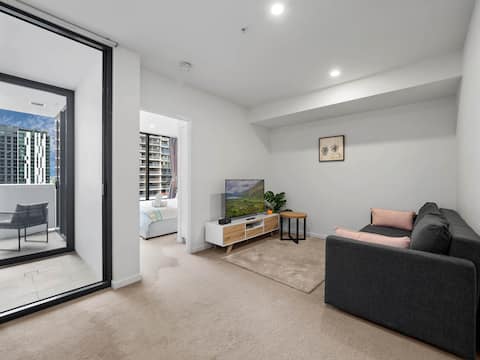 Top Airbnb: Modern & Stylish Apt. with King Bed & Parking in South Brisbane