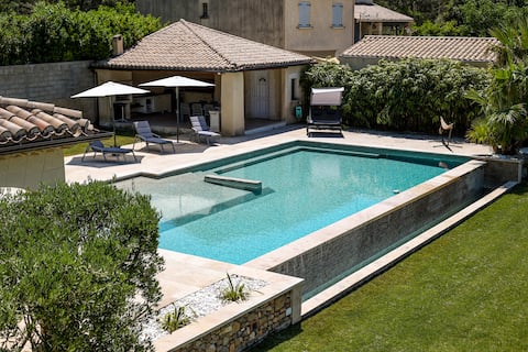 Luxury house with pool and large spaces