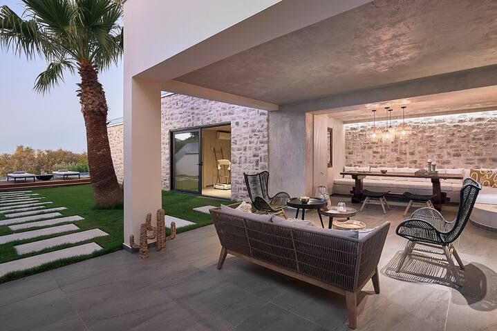 Beachfront, Includes Breakfast & Hotel Services gallery image 2