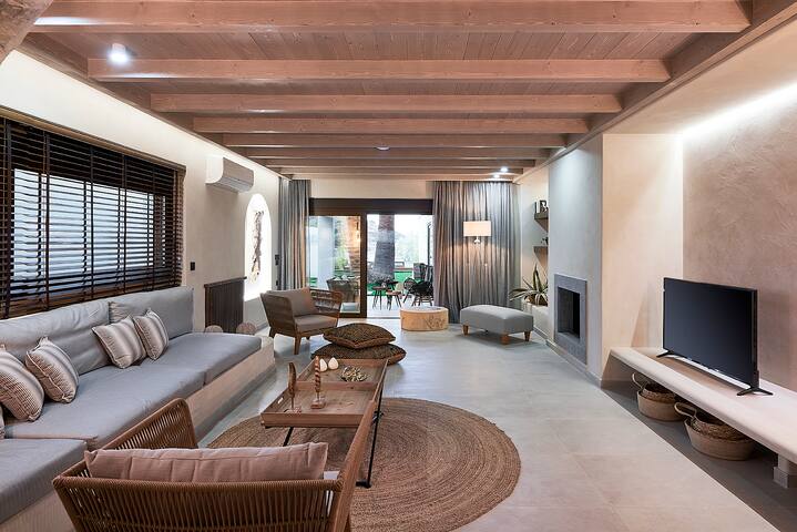 Beachfront, Includes Breakfast & Hotel Services gallery image 4