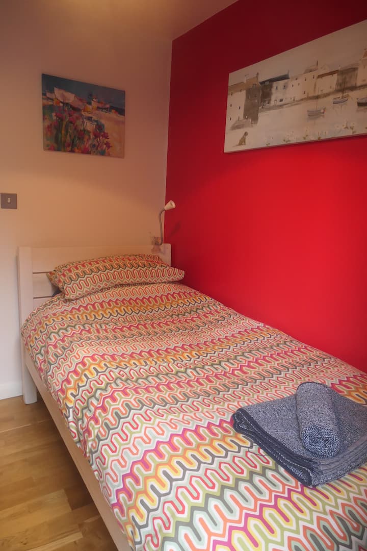 Chumba cha kulala cha ghorofa ya chini, kitanda cha mtu mmoja. 