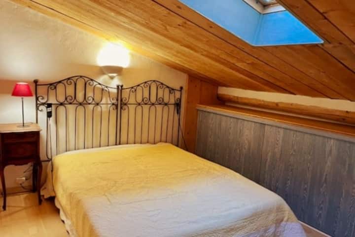 חדר שינה נוח מתחת לגג כדי לצפות בכוכבים רוקדים בשמיים (מיטה חשמלית כדי להתאים את המיקום של שני המזרנים העצמאיים).