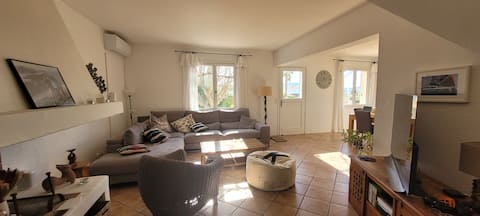 Top Airbnb: Corinth 4* Air conditioning, Swimming pool, Parking, Close to the sea. à Saint Cyr Sur Mer