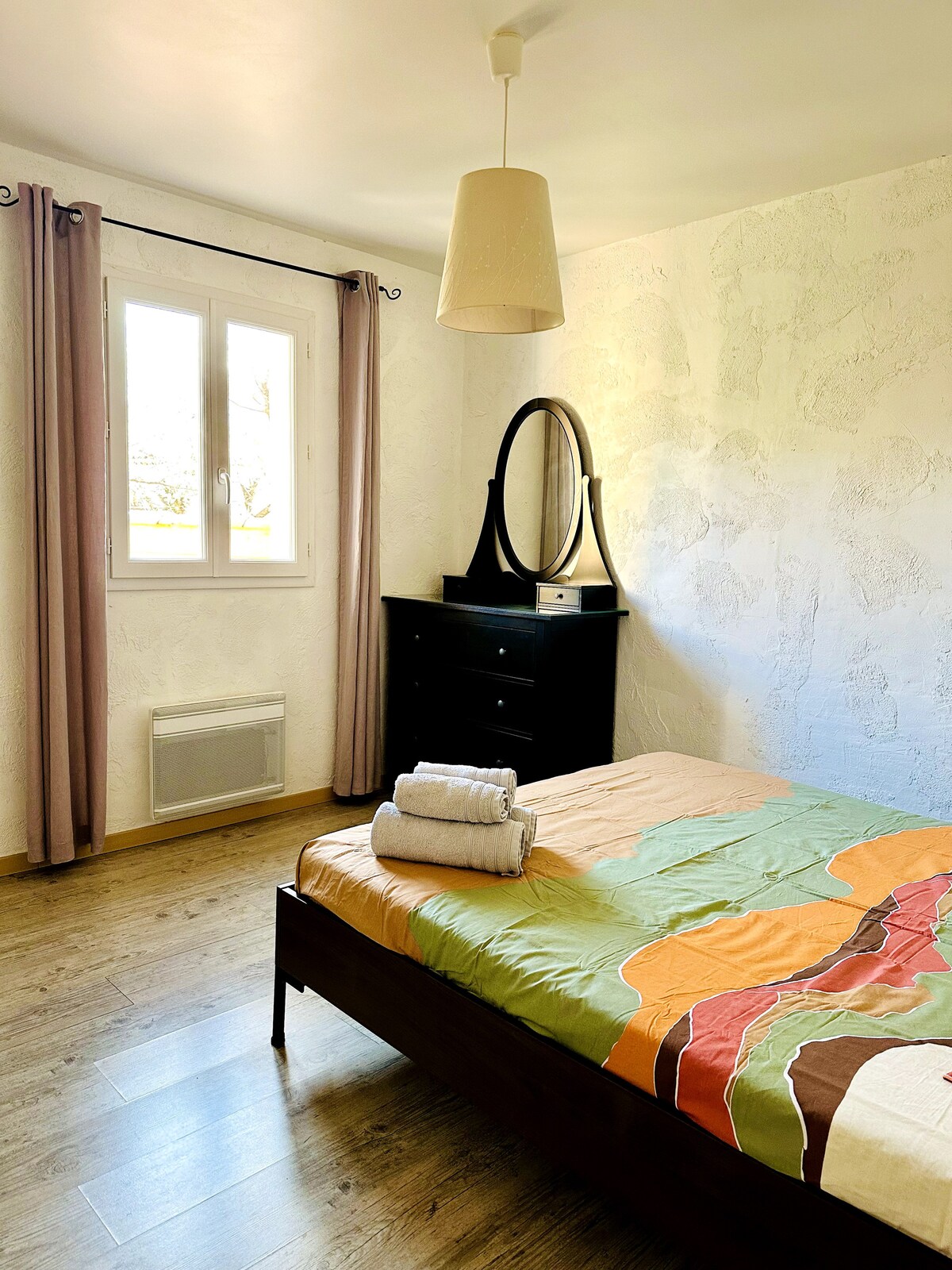 Spálňa so zásuvkami a šatníkom