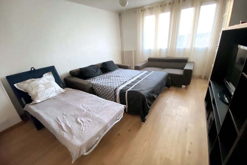 סלון עם מיטות מקופלות 