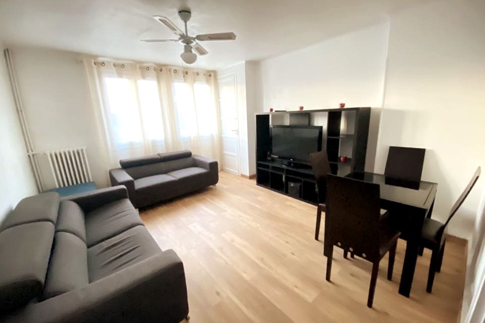 סלון עם שולחן אוכל