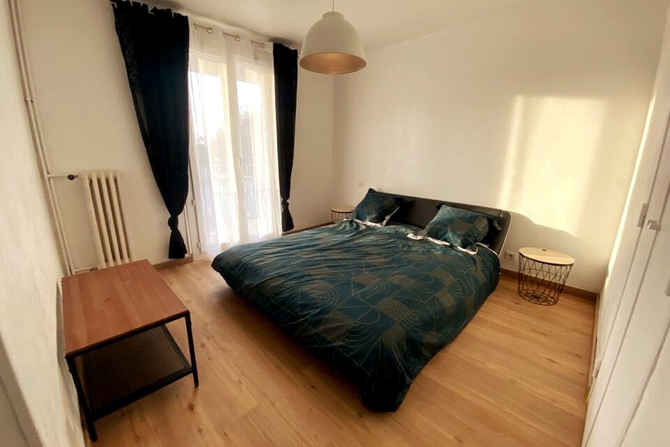 חדר שינה עם ארון מובנה עם 160 מיטות 