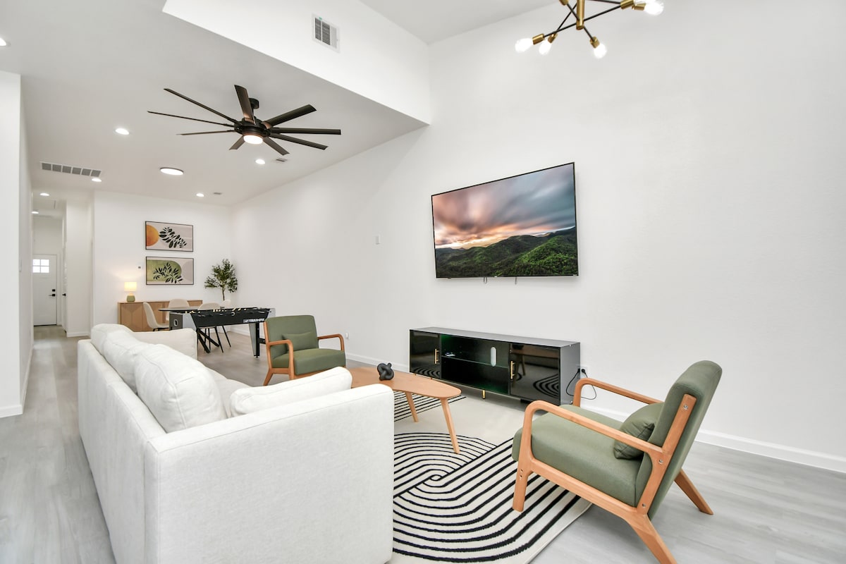 Top Airbnb: 2 Homes•Sleeps 18•Near Downtown•Foosball•SmartTvs in South Park