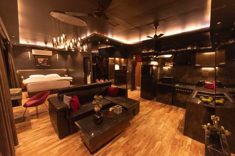 Joey's Nest: Sundecked Penthouse