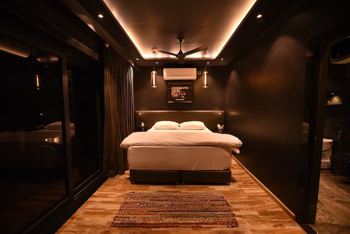 Joey's Nest: Sundecked Penthouse
