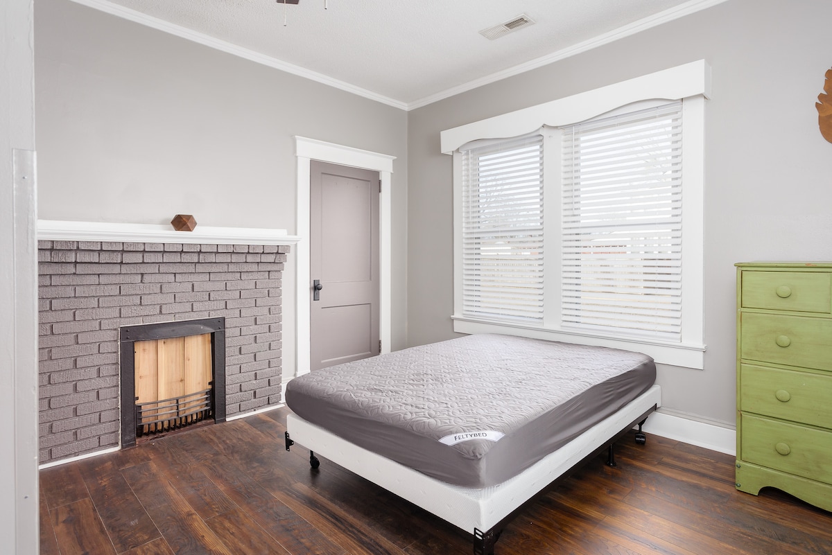 Top Airbnb: Charming 4Bed 3 Bath Home @ UNA! in Florence