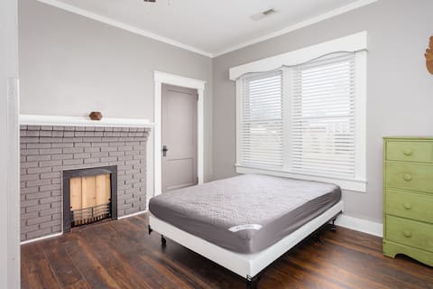 Top Airbnb: Charming 4Bed 3 Bath Home @ UNA! in Florence