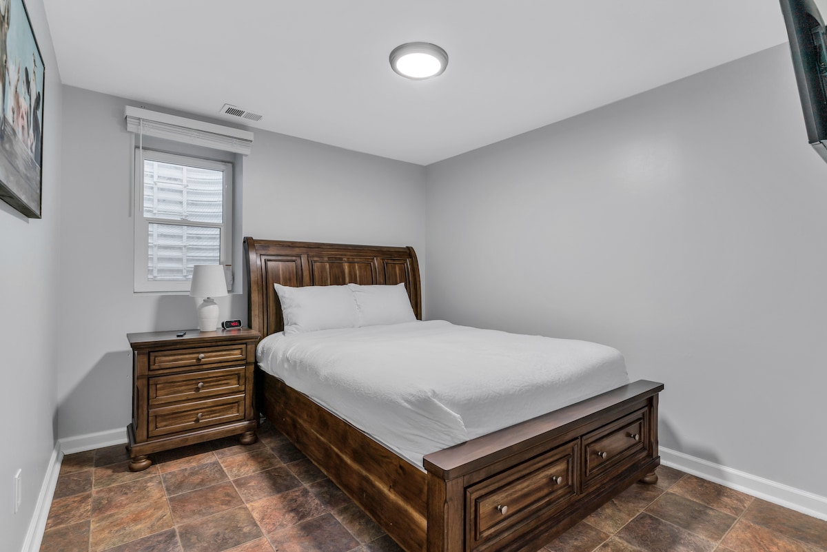 2nd bedroom with a Queen size bed.