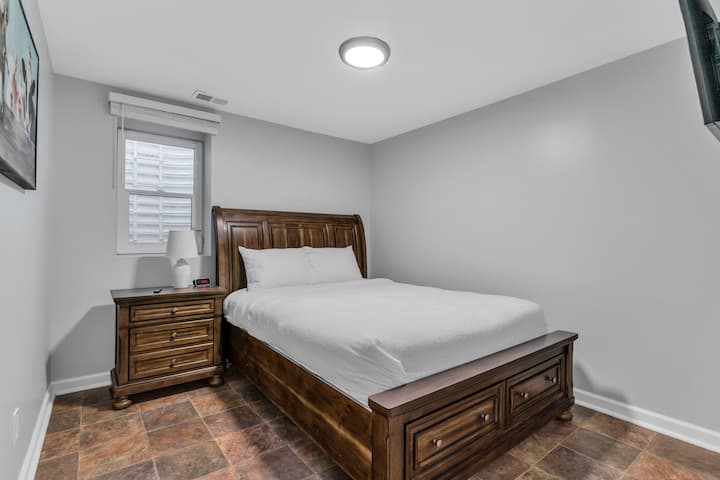 2nd bedroom with a Queen size bed.