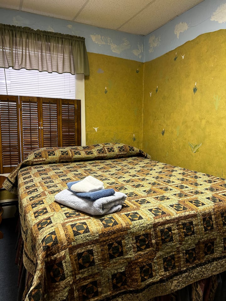 Prairie Trails Lodge Room 7 Queen Bed