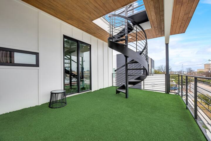 Downtown Dallas Creative 4 Story Stay w/ VIEWS! gallery image 3