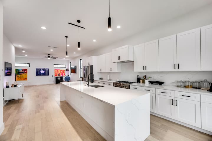 Downtown Dallas Creative 4 Story Stay w/ VIEWS!