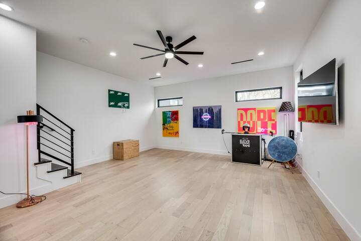 Downtown Dallas Creative 4 Story Stay w/ VIEWS! gallery image 5