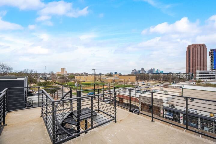 Downtown Dallas Creative 4 Story Stay w/ VIEWS! gallery image 2