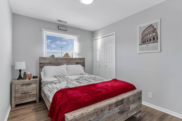 2nd bedroom with a Queen size bed and closet.
