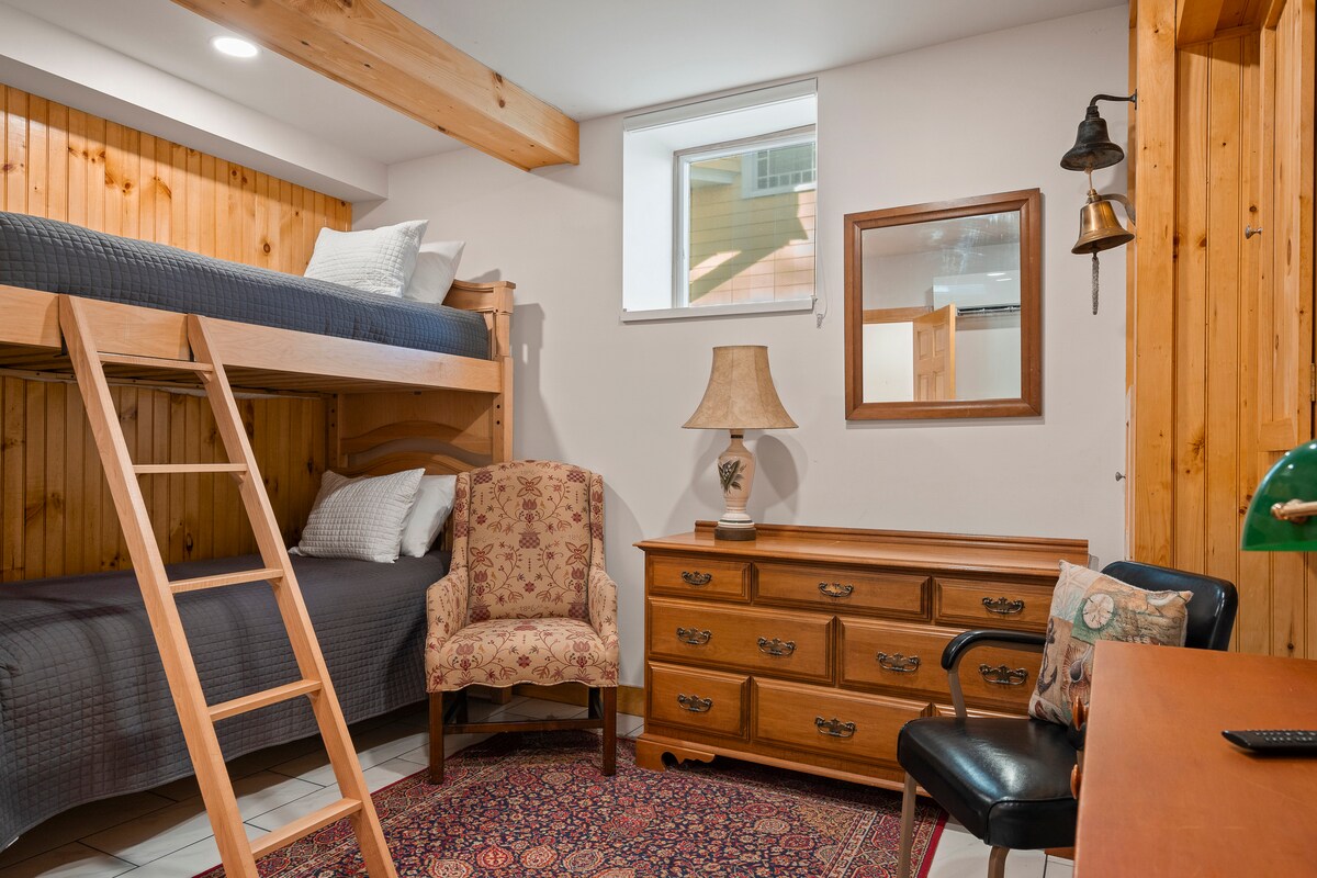 ¡Estas son nuestras literas de barcos, ideales para niños y adultos por igual! Tiene un armario grande, tiene aire acondicionado y escritorio, cómoda y una televisión inteligente.