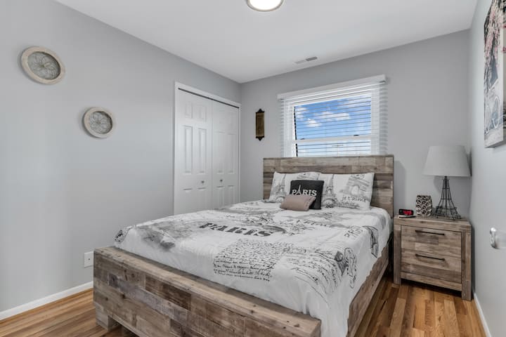 Druhá spálňa s manželskou posteľou a šatníkom.