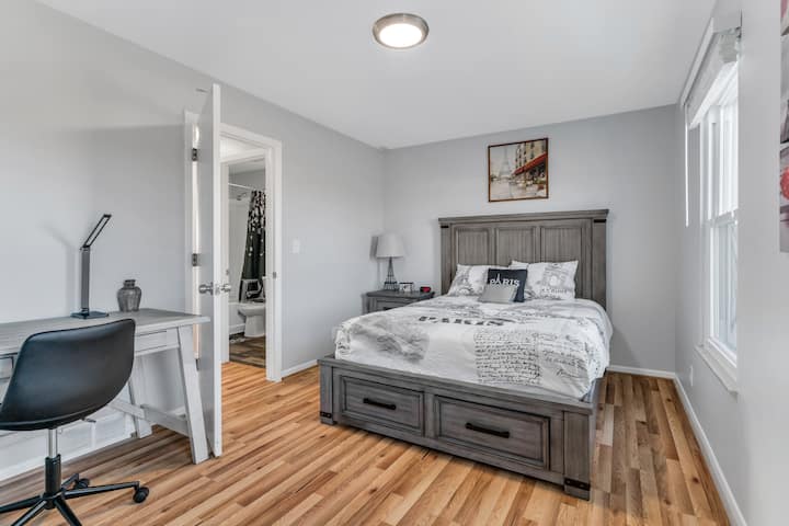 Hlavná spálňa má manželskú posteľ a vytvorili sme aj pracovný priestor ďaleko od hlavných obytných priestorov v útulnom apartmáne.