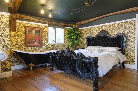 Luxury 2 Bed Manor Hot Tub, Cinema Room, Sky TV
