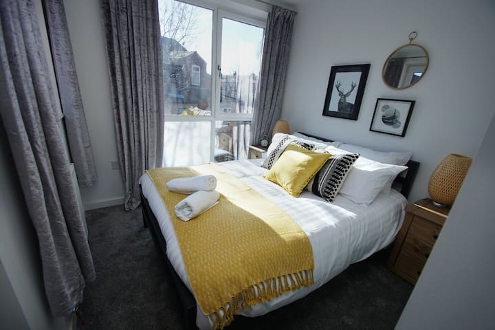 *Lovely, central apt for 6 > FREE on-site parking!