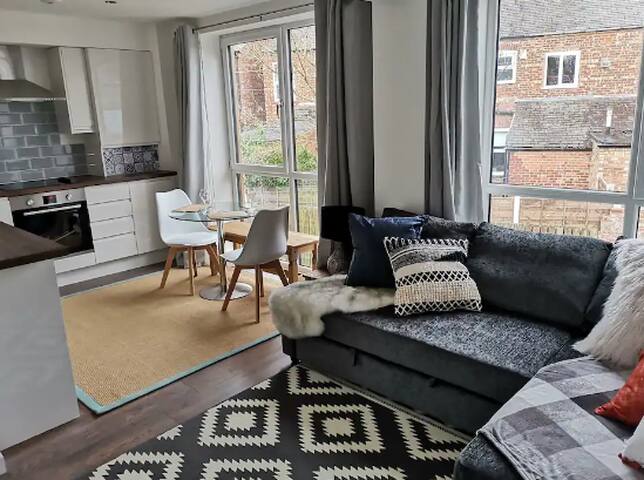 Sleeps up to 24 in 5 stylish flats! > near station gallery image 5