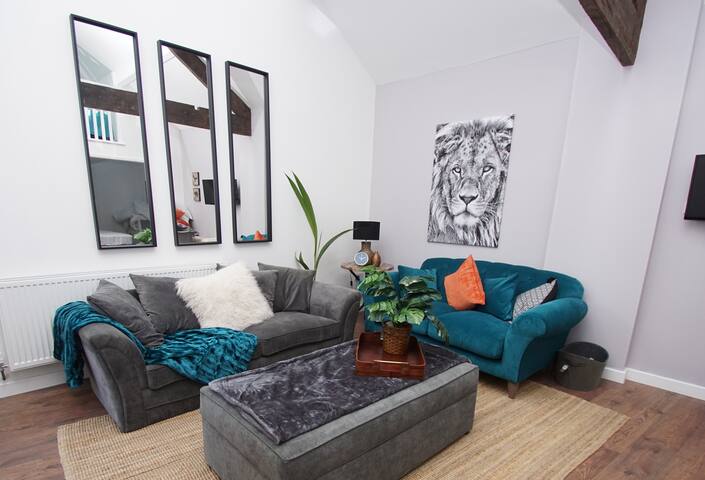 Sleeps up to 24 in 5 stylish flats! > near station gallery image 3