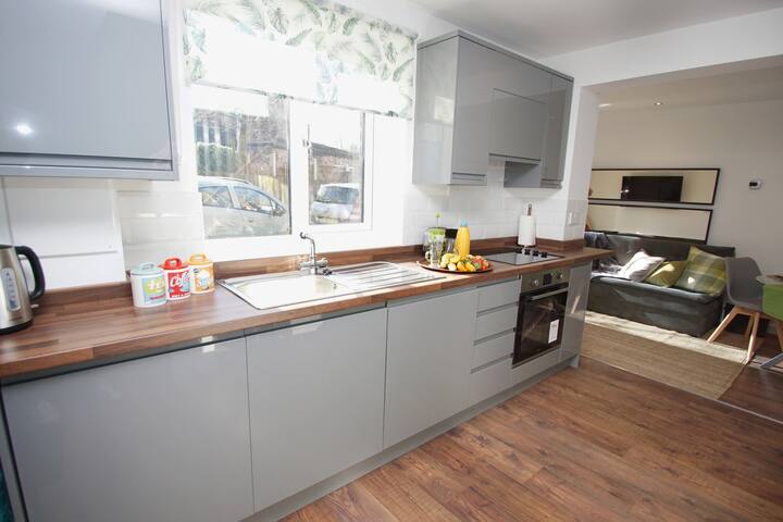 *Lovely, central apt for 6 > FREE on-site parking! gallery image 4