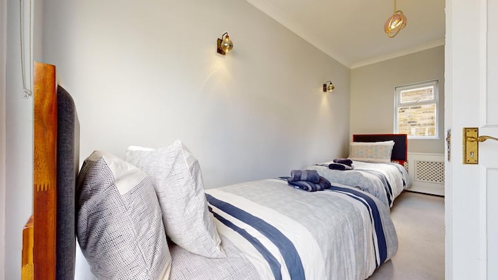 Трета спалня на втория етаж: две единични легла