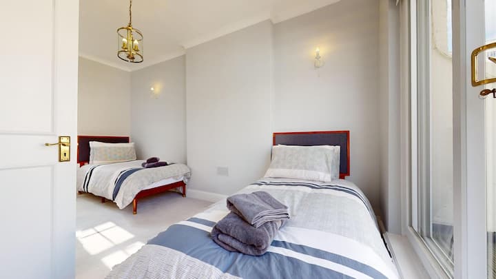 Четвърта спалня на втория етаж: две единични легла