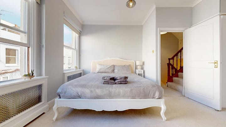 Основна спалня на първия етаж: суперголямо двойно легло