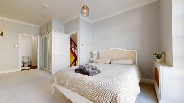 Втора спалня на първия етаж: голямо двойно легло и самостоятелен апартамент