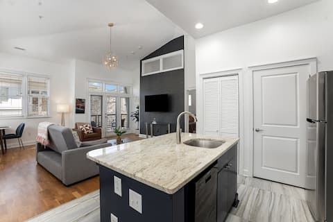 Successful Airbnb property: Unique!UpQueen CLT in First Ward