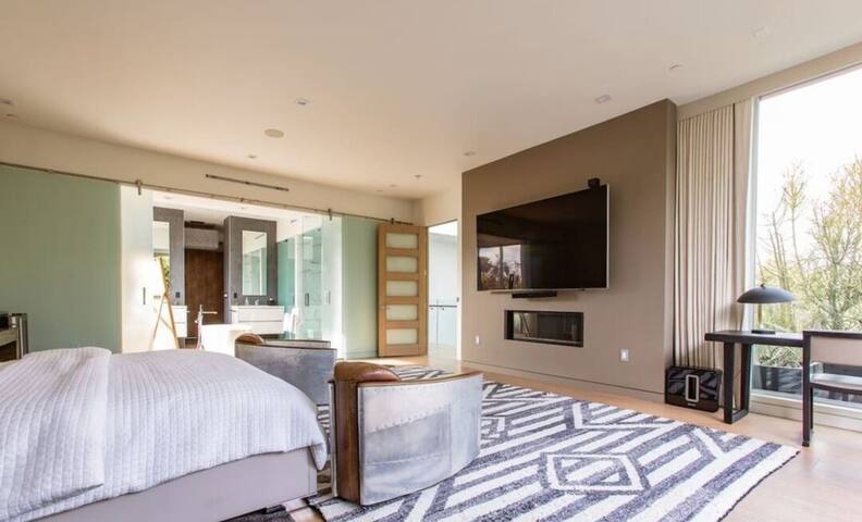 Stunning Home – Pool & Hot Tub – Fire Pit gallery image 3