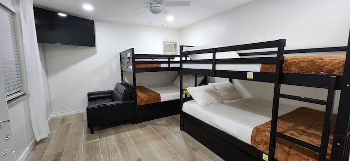 Dy krevate marinarë, të gjithë me dyshekë me madhësi të plotë që flenë dy në çdo krevat. Pjesa e poshtme ka një trung me dy madhësi. Kjo dhomë fle gjithsej 9. 