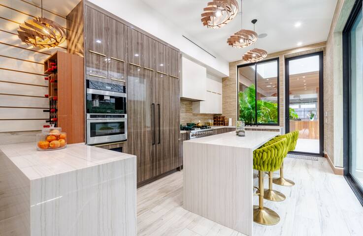 Designer Venice Retreat | Pool, Spa & Rooftop gallery image 4