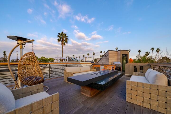 Designer Venice Retreat | Pool, Spa & Rooftop gallery image 2