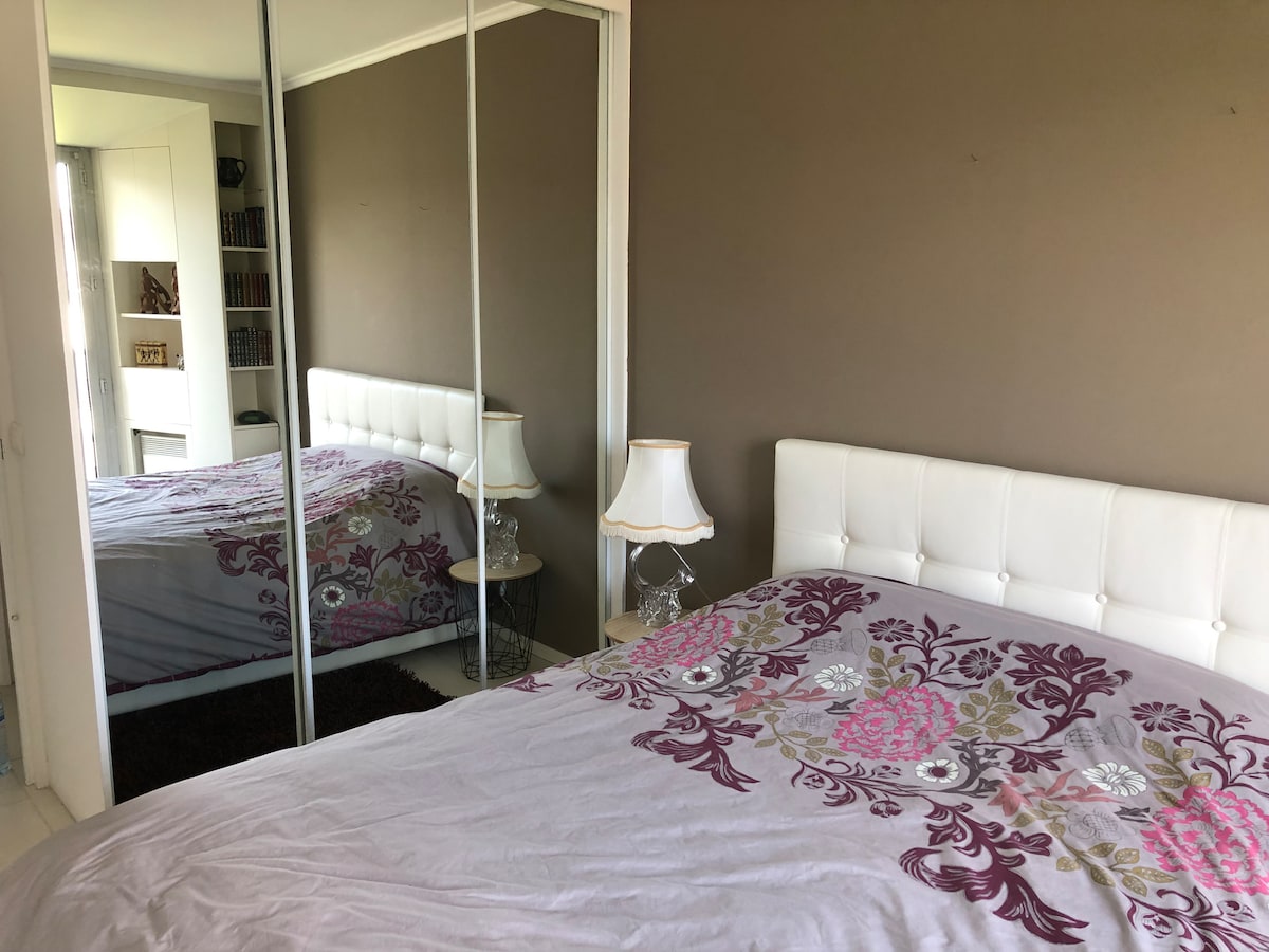 Propriété Airbnb réussie: Very nice and ideally located apartment. à Courbevoie