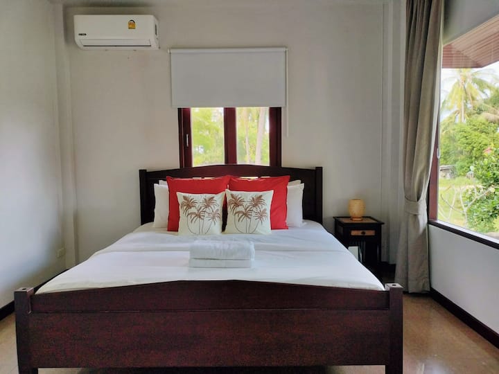 Ponorte sa do tejto manželskej postele, ktorá je taká veľká a pohodlná, ako sa usmievame, keď vás privítame v Baan Suay Bantai.
Noc zdravého spánku vás dodá na vzrušujúce dni objavovania a dobrodružstva, ktoré čakajú na našom krásnom ostrove. 