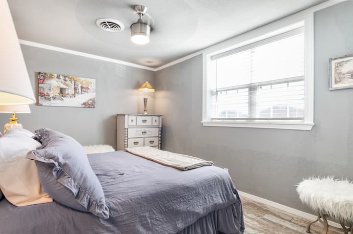 两间卧室均配有宽敞舒适的标准双人床，最多可供四人入住。